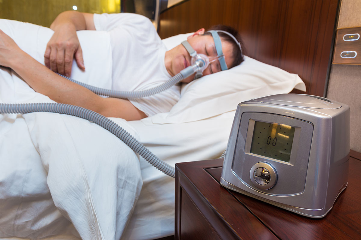 Man-sleeping-connected-to-a-CPAP-machine